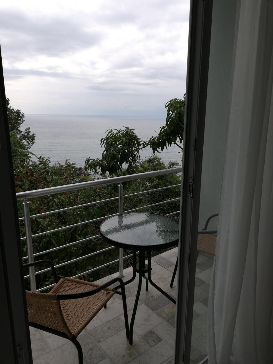 Albatross Kvariati Guest House Buitenkant foto